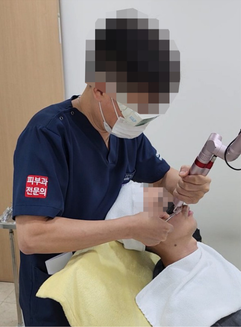양손으로 압박하는 시술 자세