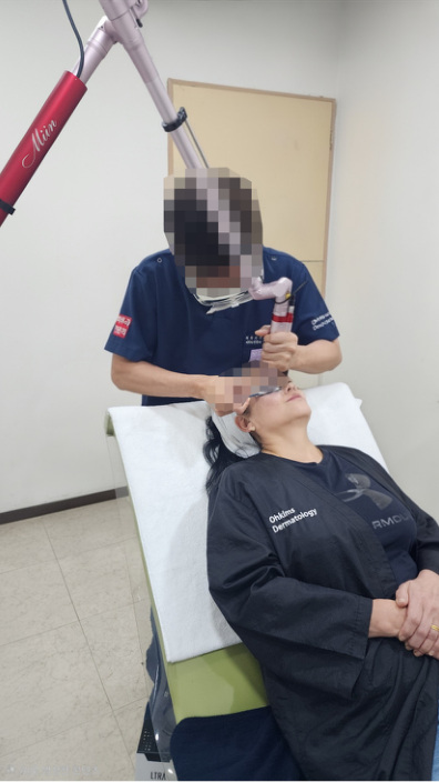 약45도로 세워 앉은 환자의 시술 자세